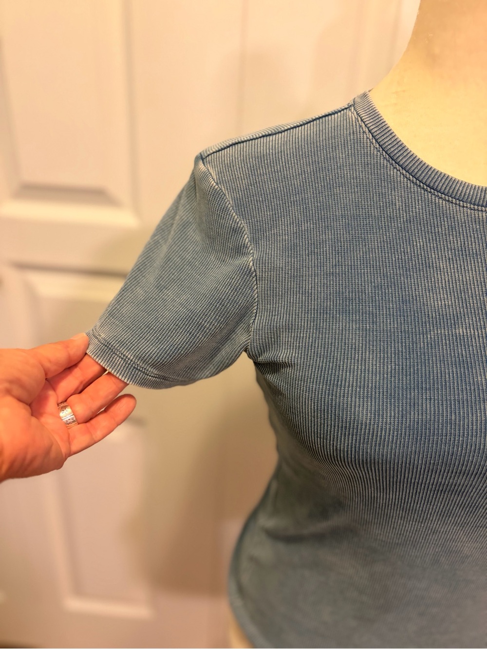 Good American Fluid Denim Tee-Med - Picture 3 of 8